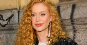 Marina Ruy Barbosa surge de cabelo cacheado e look P&B ao lado do noivo bilionário, Abdul Fares, em festa. Fotos!