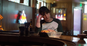 Segundo a psicologia, pessoas que tiveram pais narcisistas frequentemente exibem esse comportamento quando crescem