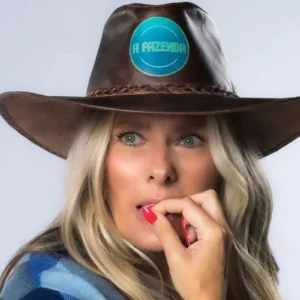 Adriane Galisteu com chapéu de A Fazenda