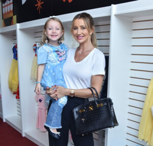 Ana Paula Siebert revela que a filha Vicky vende doces para juntar dinheiro: Esforço próprio