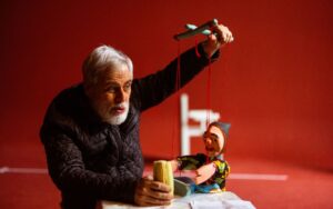 Anderson Müller comemora 40 anos de carreira e estreia monólogo com estética cyberpunk