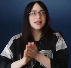 Susto! Billie Eilish leva puxão violento de fã durante show em Miami