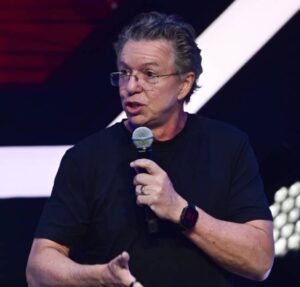 Boninho cita Odete Roitman em recado para público de The Voice no SBT