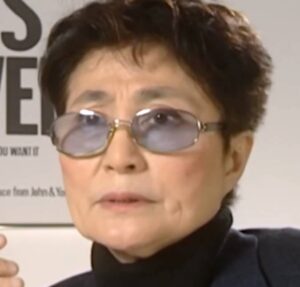 Yoko Ono relembra aniversário de John Lennon enquanto celebra o do filho, Sean