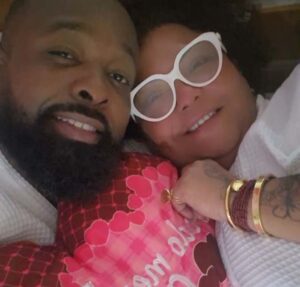 Babi Cruz, viúva de Arlindo Cruz, posta foto com namorado com música romântica de fundo