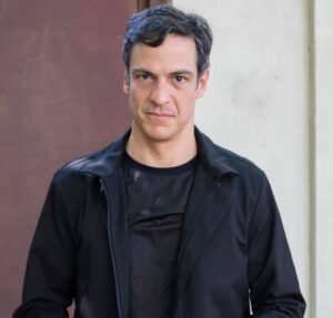 Mateus Solano afirma que já expressava dar pinta muito antes de interpretar Félix: Empresto meus trejeitos para o personagem