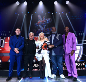 Discussões entre jurados, Mumuzinho aterrorizando nas gravações… Confira os bastidores dos técnicos do The Voice