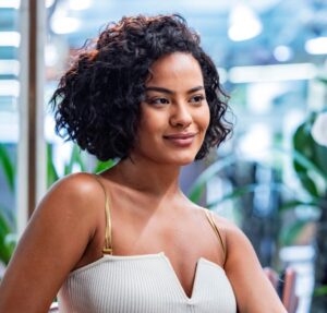 Bella Campos se emociona ao falar sobre vida antes das gravações de Vale Tudo: Não tinha como pagar um aluguel