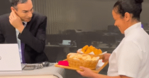 Tralli ganha coxinhas e pão de queijo de Ana Maria em dia de despedida do ‘Jornal Hoje’