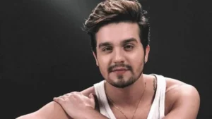 Luan Santana é flagrado usando playback durante show em Curitiba