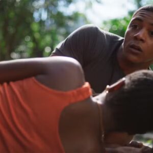 Marlon (Humberto Morais) sendo salvo por Leo (Clara Moneke) em