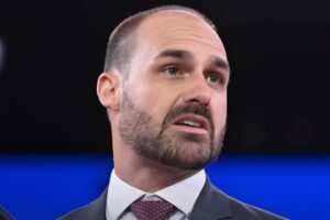 Eduardo Bolsonaro chega próximo ao limite de faltas na Câmara, e PT pede perda do mandato de deputado