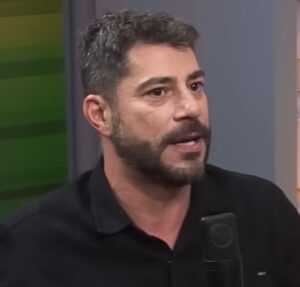 Evaristo Costa explica uso do cordão girassol para sinalizar doença de Chron e faz desabafo