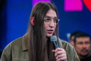 ‘Craque do ano’, Felca emociona ao falar na TV sobre vídeo-denúncia