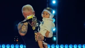 MC Daniel rebate críticas após se emocionar com o filho em show