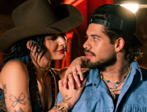 Zé Felipe surge com curativo no pescoço e fãs apontam suspeita; VEJA!