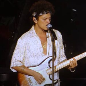 Neymar Jr., Bruno Mars e mais famosos que arrasam com o cabelo cacheado