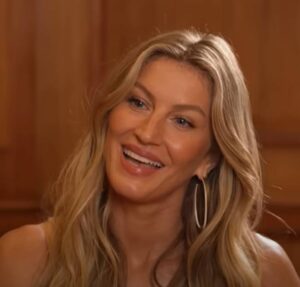Gisele Bündchen e Joaquim Valente passeiam de lancha com filho caçula
