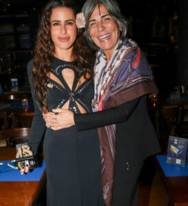 Glória Pires se emociona em show da filha, Ana Morais