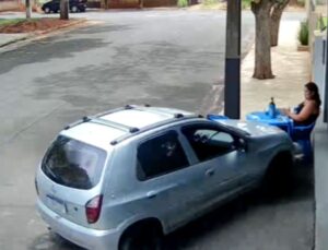 Homem joga carro contra esposa na calçada e atropela vítima; VEJA VÍDEO!
