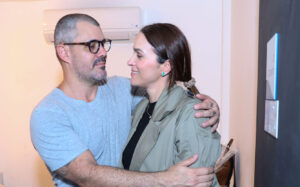 Letícia Cazarré prestigia o marido Juliano Cazarré após estreia de peça de teatro no Rio de Janeiro