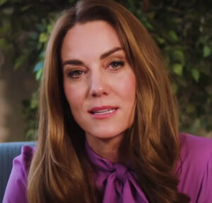 Kate Middleton esbanja elegância ao descer escadas de salto alto e vídeo viraliza na web