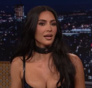 Kim Kardashian estreia novo corte de cabelo em evento em Paris