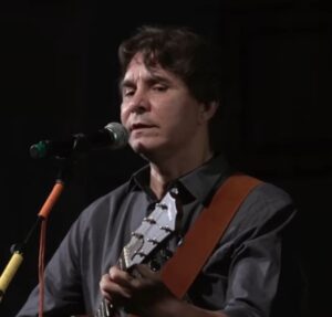 Lô Borges precisa de ventilação mecânica e ainda não há previsão de alta, diz colunista