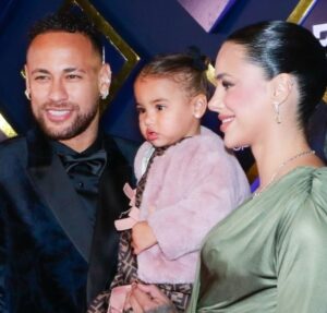 Bruna Biancardi mostra Neymar Jr. dançando fantasiado de fada para alegrar Mavie, que machucou o braço: Doidinho