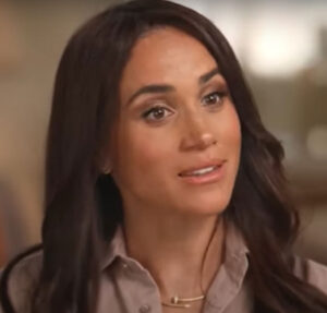Meghan Markle marca presença na Paris Fashion Week e arrasa com looks estilosos
