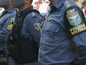 Suspeito invade casa e atira contra homem que teria ‘passado a mão’ na esposa dele