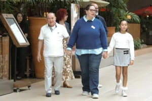 Renato Aragão, aos 90 anos, esbanja bom humor em passeio com a esposa