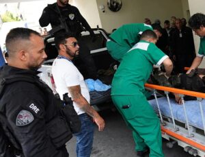 Pelo menos 55 corpos são levados por moradores para praça no Rio de Janeiro; veja VÍDEO