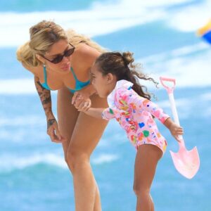 Sabadou! Karoline Lima aproveita solzão na praia ao lado da filha no Rio de Janeiro