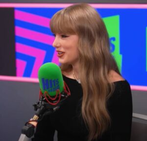 Taylor Swift revela amigo famoso que deve cantar em casamento e se derrete por Travis Kelce ao falar de anel de noivado