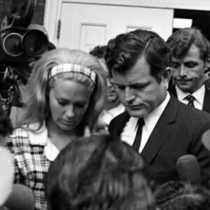 Morre Joan Kennedy, primeira esposa de Ted Kennedy, aos 89 anos de idade. Veja quem são os famosos que nos deixaram em 2025