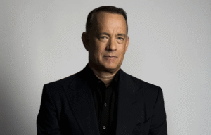 Tom Hanks é flagado cochilando no metrô de Nova York a caminho do trabalho; veja fotos