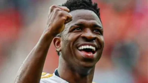 Vini Jr. surpreende ao presentear filhos de Virginia com brinquedos