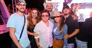 Famosos? Chitãozinho surge em clique raro com os três filhos