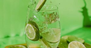 Hábito diário de Gisele Bündchen: o que acontece com o seu organismo quando você toma água com limão todos os dias?