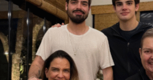 Faustão surge em foto rara ao lado da família e aparência chama atenção