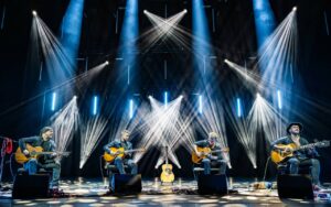 Quarteto 40 Fingers estreia no Brasil com show de clássicos do rock e cinema