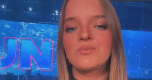 Rafaella Justus prestigia César Tralli no ‘Jornal Nacional’ com vestido de gola alta e laterais cavadas