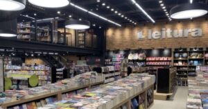 Em meio à COP30, artistas brasileiros se unem contra embalagens de plástico nos livros