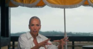 ‘Tudo uma m****!’: Ayrton Senna se aborreceu com Adriane Galisteu durante ligação rara para a namorada a minutos do acidente fatal em Ímola