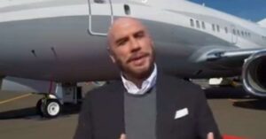 Cinco anos após perder esposa e fazer voto de celibato, John Travolta está “caído” por atriz de 71 anos, afirma site