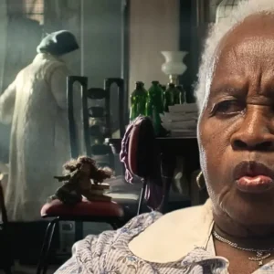 Vítima de “A Mulher da Casa Abandonada” quebra o silêncio em documentário impactante