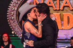 Ana Castela e Zé Felipe dão beijão no palco durante gravação de especial de Natal no SBT