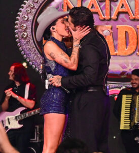 Dua Lipa curte barzinho com amigos em jantar no Rio de Janeiro; veja as fotos