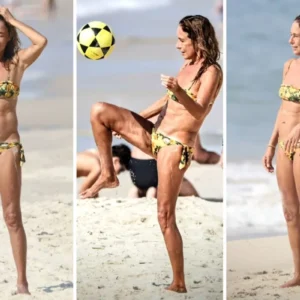 Andrea Beltrão joga altinha na praia de Copacabana